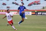 Pesepakbola Thailand U-16 Pongsakom Innet (kanan) berusaha mengontrol bola dari pesepak bola Myanmar U-16 La Min Hwee (kiri) dalam pertandingan semifinal pertama Piala AFF U-16 di Stadion Gelora Delta Sidoarjo, Jawa Tmur, Kamis (9/8). Thailand U-16 menang atas Myanmar U-16 dengan skor 1-0. Antara Jatim/M Risyal Hidayat/mas/18.
