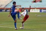 Pesepakbola Thailand U-16 Arthit Bua-Ngam (kiri) berusaha mengontrol bola dari pesepak bola Myanmar U-16 Naung Naung Soe (kanan) dalam pertandingan semifinal pertama Piala AFF U-16 di Stadion Gelora Delta Sidoarjo, Jawa Tmur, Kamis (9/8). Thailand U-16 menang atas Myanmar U-16 dengan skor 1-0. Antara Jatim/M Risyal Hidayat/mas/18.