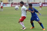 Pesepakbola Thailand U-16 Sarawut Soawaros (kanan) berusaha menutup pergerakan dari pesepak bola Myanmar U-16 La Min Hwee (kiri) dalam pertandingan semifinal pertama Piala AFF U-16 di Stadion Gelora Delta Sidoarjo, Jawa Tmur, Kamis (9/8). Thailand U-16 menang atas Myanmar U-16 dengan skor 1-0. Antara Jatim/M Risyal Hidayat/mas/18.