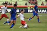 Pesepakbola Thailand U-16 Sitthinan Rungrueang (kiri) berebut bola dengan pesepak bola Myanmar U-16 Shin Thant Aung (kedua kanan) dalam pertandingan semifinal pertama Piala AFF U-16 di Stadion Gelora Delta Sidoarjo, Jawa Tmur, Kamis (9/8). Thailand U-16 menang atas Myanmar U-16 dengan skor 1-0. Antara Jatim/M Risyal Hidayat/mas/18.