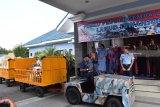 Komandan Lanud Iswahjudi, Marsekal Pertama TNI Samsul Rizal (ketiga kanan) menyaksikan petugas yang menyiapkan paket bantuan di Posko Peduli Gempa Lombok di Lanud Iswahjudi, Magetan, Jawa Timur, Minggu (12/8). Posko Peduli Gempa Lombok di Lanud Iswahjudi hingga Minggu (12/8) menerima sekitar 22 ton paket bantuan dari berbagai instansi di Magetan dan sekitarnya, antara lain berupa bahan makanan, minuman, pakaian, tenda, selimut  yang rencananya akan dikirim menggunakan pesawat Hercules ke Lombok, Nusa Tengara Barat, Senin (13/8). Antara Jatim/Siswowidodo/mas/18.