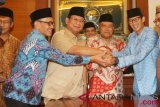 Ketua Umum Pengurus Besar Nahdlatul Ulama (PBNU) Said Aqil Siradj (kedua kanan), Ketua Pengurus Besar Nahdlatul Ulama (PBNU) Robikin Emhas (kiri), dan pasangan Bakal Calon Presiden/Wakil Presiden Prabowo Subianto (kedua kiri)-Sandiaga Uno (kanan) berfoto bertumpu tangan di kantor PBNU, Jakarta, Kamis (16/8/2018). Pasangan Bakal Calon Presiden dan Bakal Calon Wakil Presiden Prabowo Subianto-Sandiaga Uno mendatangi kantor PBNU untuk bersilaturahmi. (ANTARA FOTO/Rivan Awal Lingga)