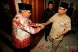     Ketua Umum Pengurus Besar Nahdlatul Ulama (PBNU) Said Aqil Siradj (kiri) menyambut Bakal Calon Presiden Prabowo Subianto (kanan) di kantor PBNU, Jakarta, Kamis (16/8/2018). Pasangan Bakal Calon Presiden dan Bakal Calon Wakil Presiden Prabowo Subianto-Sandiaga Uno mendatangi kantor PBNU untuk bersilaturahmi. (ANTARA FOTO/Rivan Awal Lingga)