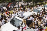 Calon Presiden Prabowo Subianto menyapa massa pendukungnya dari dalam mobil menuju Gedung Komisi Pemilihan Umum (KPU), di Jakarta, Jumat (10/8/2018). Prabowo Subianto-Sandiaga Uno akan mendaftarkan dirinya ke KPU sebagai bakal pasangan calon Presiden dan Wakil Presiden periode 2019-2024. ANTARA FOTO/Galih Pradipta/foc/18.