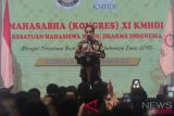 Presiden Joko Widodo memberikan salam saat membuka Kongres Mahasabha (Kongres Nasional XI) Kesatuan Mahasiswa Hindu Dharma Indonesia (KMHDI) di Yogyakarta, Rabu (29/8/2018). Dalam acara itu Jokowi berpesan kepada kaum muda agar memiliki jiwa optimistis dan kerja keras untuk mencapai Indonesia Emas 2045. (ANTARA FOTO/Andreas Fitri Atmoko)