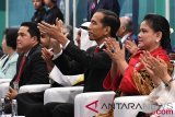 Presiden Joko Widodo (tengah) bersama Ibu Negara Iriana (kanan) dan Ketua INASGOC Erick Thohir (kiri) menghadiri Upacara Pembukaan Asian Games ke-18 Tahun 2018 di Stadion Utama GBK, Senayan, Jakarta, Sabtu Sabtu (18/8/2018). (INASGOC/Puspa Perwitasari)
