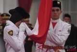     Anggota Pasukan Pengibar Bendera Pusaka (Paskibraka) mencium bendera Merah Putih saat upacara pengukuhan di Istana Negara, Jakarta, Rabu (15/8/2018). Presiden mengukuhkan sebanyak 68 anggota Paskibraka yang akan bertugas pada peringatan detik-detik Proklamasi 17 Agustus mendatang. (ANTARA FOTO/Puspa Perwitasari)