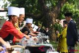 Presiden Joko Widodo (kanan) bersama Ibu Negara Iriana Joko Widodo (kedua kanan) meninjau lomba memasak ikan di halaman tengah Istana Merdeka, Jakarta, Rabu (15/8/2018). Perlombaan memasak ikan tersebut untuk memeriahkan HUT Kemerdekaan RI ke-73. (ANTARA FOTO/Puspa Perwitasari)