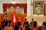  Presiden Joko Widodo (kiri) memberikan sambutan ketika menutup Muktamar Ikatan Mahasiswa Muhammadiyah (IMM) di Istana Negara, Jakarta, Senin (6/8/2018). Dalam kesempatan tersebut Muhammadiyah menyampaikan masukan sebanyak enam poin untuk Nawacita kedua kepada Presiden Jokowi. (ANTARA FOTO/Wahyu Putro A)