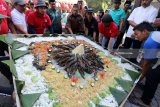 Warga mempersiapkan ikan lele goreng yang akan diperebutkan saat kegiatan bertajuk 'Seribu Encek Lele' di Desa Tunglur, Kediri, Jawa Timur, Sabtu (4/8). Kegiatan tahunan dengan menyediakan sedikitnya seribu porsi lele goreng tersebut guna mempromosikan desa Tunglur sebagai produsen ikan lele siap konsumsi dan juga pemasok bibit lele sangkuriang berkualitas. Antara jatim/Prasetia Fauzani/18