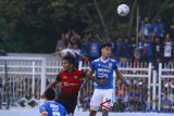 Pesepakbola Persib Bandung Moh Alamin Syukur Fisabillah  (kanan) berebut bola dengan pesepak bola PSKC Ciamahi Andry Yudha Sutawijaya (kedua kanan) dalam laga Piala Presiden 2018 di Stadion Wiradadaha, Kota Tasikmalaya, Jawa Barat, Rabu (15/8). Dalam pertandingan tersebut Persib Bandung unggul dengan skor 2-1. ANTARA JABAR/Adeng Bustomi/agr/18