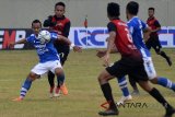 Pesepakbola Persib Bandung Atep (kiri) berebut bola dengan pesepak bola PSKC Ciamahi Muhammad Arif (kedua kiri) dalam laga Piala Presiden 2018 di Stadion Wiradadaha, Kota Tasikmalaya, Jawa Barat, Rabu (15/8). Dalam pertandingan tersebut Persib Bandung unggul dengan skor 2-1. ANTARA JABAR/Adeng Bustomi/agr/18