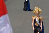 Puteri Indonesia 2018 Sonia Fergina Citra tampil dalam Jember Fashion Carnaval ke-17 di Jember, Jawa Timur, Minggu (12/8). Antara Jatim/Seno/mas/18.