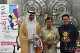 Wakil Presiden Jusuf Kalla (tengah) berbincang dengan Duta Besar Qatar untuk Indonesia Ahmad Bin Jassim Mohammed Ali Al-Hamar (kiri) dan Ketua Inasgoc Erick Thohir (kanan) usai penandatangan kerja sama terkait Asian Games XVIII di Kantor Wakil Presiden, Jakarta Kamis (9/8/2018). Qatar Airways menjadi 