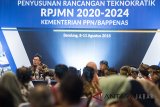 Menteri PPN/Kepala Bappenas Bambang Brodjonegoro menyampaikan arahannya saat penyusunan rancangan Rencana Pembangunan Jangka Menengah Nasional (RPJMN) 2020-2024 di Bandung, Jawa Barat, Kamis (9/8). Menurut Menteri Bambang S Brodjonegoro RPJMN 2020-2024 akan mengadopsi konsep ekonomi hijau terutama dalam pembangunan rendah karbon. ANTARA JABAR/M Agung Rajasa/agr/18 .