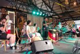 Sejumlah kelompok musik tampil pada pertunjukan Rainforest World Music Festival 2018 di kawasan Sarawak Culture Village, Kuching, Malaysia, Juli 2018. RWMF 2018 yang digelar Sarawak Tourism Board tersebut, menampilkan 27 musisi/kelompok musik dari sejumlah negara. ANTARA FOTO/Jessica Helena Wuysang/18 