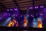 Sejumlah kelompok musik tampil pada pertunjukan Rainforest World Music Festival 2018 di kawasan Sarawak Culture Village, Kuching, Malaysia, Juli 2018. RWMF 2018 yang digelar Sarawak Tourism Board tersebut, menampilkan 27 musisi/kelompok musik dari sejumlah negara. ANTARA FOTO/Jessica Helena Wuysang/18 