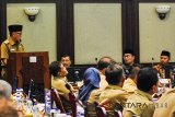 Penjabat Gubernur Jabar M Iriawan (kiri) didampingi Sekda Provinsi Jabar Iwa Karniwa (kedua kiri) menyampaikan sambutan saat rapat bersama dengan Gubernur Jawa Barat terpilih Ridwan Kamil (kedua kanan) dan Wakil Gubernur Jabar terpilih Uu Ruhzanul Ulum (kanan) di Gedung Sate, Bandung, Jawa Barat, Senin (20/6). Rapat bersama tersebut dalam rangka membahas rencana serta program kerja jangka pendek termasuk program kerja yang sedang berjalan. ANTARA JABAR/Heru Salim/agr/18