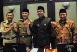 Penjabat Gubernur Jabar M Iriawan (kedua kiri) didampingi Sekda Provinsi Jabar Iwa Karniwa (kiri), Gubernur Jawa Barat terpilih Ridwan Kamil (kedua kanan) dan Wakil Gubernur Jabar terpilih Uu Ruhzanul Ulum (kanan) mengangkat tangan bersama sebelum rapat bersama di Gedung Sate, Bandung, Jawa Barat, Senin (20/6). Rapat bersama tersebut dalam rangka membahas rencana serta program kerja jangka pendek termasuk program kerja yang sedang berjalan. ANTARA JABAR/Heru Salim/agr/18