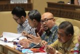 Tiga Komisioner KPU Ilham Saputra (kedua kanan), Pramono Ubaid Tanthowi (kedua kiri) dan Viryan (kiri) mengikuti Rapat Dengar Pendapat (RDP) dengan Komisi II DPR di Kompleks Parlemen Senayan, Jakarta, Selasa (28/8/2018). RDP tersebut membahas sejumlah Peraturan KPU (PKPU) terkait pemungutan suara Pemilu serentak tahun 2019. (ANTARA FOTO/Reno Esnir)