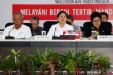 Menko Bidang Pembangunan Manusia dan Kebudayaan (PMK) Puan Maharani (tengah) didampingi Menteri Pekerjaan Umum dan Perumahan Rakyat (PUPR) Basuki Hadimuljono (kiri) dan Menteri Kesehatan Nila F Moeloek (kanan) memimpin rapat koordinasi tingkat menteri di Kantor Kementerian Koordinator PMK, Jakarta, Jumat (31/8/2018). Rapat tersebut membahas percepatan rehabilitasi dan rekonstruksi pascabencana gempa bumi di Lombok. (ANTARA FOTO/Rivan Awal Lingga)