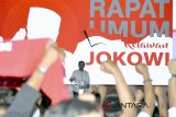 Presiden Joko Widodo menyampaikan sambutan dalam Rapat Umum Relawan Jokowi di Sentul Internasional Convention Center, Kabupaten Bogor, Jawa Barat, Sabtu (4/8). Rapat Umum Relawan Jokowi se-Indonesia yang diikuti ribuan relawan dari lebih 100 organisasi tersebut mendeklarasikan dukungan untuk Presiden Joko Widodo dalam Pemilihan Presiden 2019. ANTARA JABAR/Arif Firmansyah/agr/18.