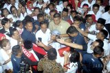 Presiden Joko Widodo (tengah) berswafoto dengan relawan dalam Rapat Umum Relawan Jokowi di Sentul Internasional Convention Center, Kabupaten Bogor, Jawa Barat, Sabtu (4/8). Rapat Umum Relawan Jokowi se-Indonesia yang diikuti ribuan relawan dari lebih 100 organisasi tersebut mendeklarasikan dukungan untuk Presiden Joko Widodo dalam Pemilihan Presiden 2019. ANTARA JABAR/Arif Firmansyah/agr/18.