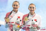 Atlet Renang Artistik Cina Jiang Wenwen dan Jiang Tingting menunjukkan medali emas mereka setelah berlaga pada Final Duet Asian Games ke-18 Tahun 2018 di Aquatic Center, Gelora Bung Karno, Jakarta, Selasa (28/8/2018). (ANTARA FOTO/INASGOC/Jurnasyanto Sukarno)