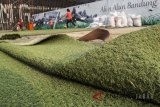 Suasana pemandangan revitalisasi rumput sintesis di kawasan wisata Taman Alun-Alun, Bandung, Jawa Barat, Selasa (21/8). Revitalisasi rumput sintesis tersebut dilakukan untuk menambah keindahan kota dan membuat nyaman pengunjung ketika berlibur di kota Bandung. ANTARA JABAR/Nurul Ramadhan/agr/18