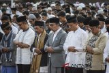 Walikota Bandung Ridwan Kamil (tengah) melaksanakan Salat Idul Adha di Alun-Alun Cicendo, Bandung, Jawa Barat, Rabu (22/8). Dalam kesempatan tersebut, Ridwan Kamil berpamitan kepada jamaah serta memohon doa restu untuk menjadi Gubernur Jabar. ANTARA JABAR/Raisan Al Farisi/agr/18