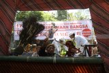 Dalang wayang Gandrug mbah Giar mementaskan wayangnya saat ritual Ruwatan Nagari di situs Persada Soekarno, Desa Pojok, Kediri, Jawa Timur, Sabtu (18/8). Ruwatan di rumah masa kecil Bung Karno tersebut guna memperingati berdirinya Negara Republik Indonesia pada 18 Agustus 1945 sekaligus sebagai wujud pengharapan kemakmuran bangsa. Antara Jatim/Prasetia Fauzani/mas/18.