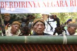 Dalang wayang Gandrug mbah Giar mementaskan wayangnya saat ritual Ruwatan Nagari di situs Persada Soekarno, Desa Pojok, Kediri, Jawa Timur, Sabtu (18/8). Ruwatan di rumah masa kecil Bung Karno tersebut guna memperingati berdirinya Negara Republik Indonesia pada 18 Agustus 1945 sekaligus sebagai wujud pengharapan kemakmuran bangsa. Antara Jatim/Prasetia Fauzani/mas/18.