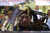 Dalang wayang Gandrug mbah Giar mementaskan wayangnya saat ritual Ruwatan Nagari di situs Persada Soekarno, Desa Pojok, Kediri, Jawa Timur, Sabtu (18/8). Ruwatan di rumah masa kecil Bung Karno tersebut guna memperingati berdirinya Negara Republik Indonesia pada 18 Agustus 1945 sekaligus sebagai wujud pengharapan kemakmuran bangsa. Antara Jatim/Prasetia Fauzani/mas/18.