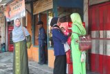 Sejumlah penumpang yang menunggu angkutan kota (angkot) terlantar di depan Terminal Tawangalun, Kabupaten Jember, Jawa Timur, Senin (6/8). Aksi ratusan sopir angkot yang melakukan mogok kerja dan berdemonstrasi di halaman Kantor Pemkab Jember  menuntut pembekuan izin operasional kendaraan dalam jaringan (daring) tersebut mengakibatkan pengguna jasa angkot terlantar. Antara Jatim/Zumrotun Solichah/mas/18.