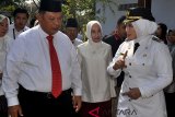 Dirut PT Taspen Iqbal Latanro (kiri) didampingi isteri Ny Andi Gurnaimi Iqbal (tengah) disambut Bupati Pandeglang Irna Narulita (kanan) saat peresmian bantuan bedah rumah untuk warga tidak mampu di Ciekek, Pandeglang, Banten, Jumat (17/8). Acara tersebut merupakan bagian dari program BUMN Hadir untuk Negeri yang dihelat PT Taspen, Perum Perindo, dan PT Krakatau Steel Tbk  dengan tujuan mendekatkan kehadiran BUMN dengan rakyat di pelosok-pelosok Indonesia. ANTARA  FOTO/Asep Fathulrahman/18