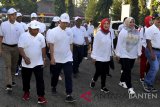 Asdep Menteri BUMN Lili Chairiyah (tengah) didampingi Direktur Pemasaran Perum Perindo Dri Suatmaji (kanan), Dirut PT Krakatau Steel Tbk Mas Wigrantoro Roes Setiyadi (kedua kiri) Bupati Pandeglang Irna Narulita (kedua kanan) serta Anggota DPR Dimyati (ketiga kiri) dan Direktur SDM PT KS Rahmat Hidayat (kiri) mengikuti acara Jalan Sehat Bersama BUMN di Alun-alun Pandeglang, Minggu (19/8). Acara yang dihelat PT Taspen, PT Krakatau Steel Tbk, dan Perum Perikanan Indonesia itu berlangsung dalam rangka menyambut HUT RI ke-73 serta bagian dari program BUMN Hadir Untuk Negeri. ANTARA FOTO/Asep Fathulrahman/18