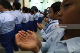 Siswa SD Plus Rahmat mengikuti doa bersama usai salat ghoib untuk korban meninggal pada peristiwa gempa bumi Lombok Nusa Tenggara Barat di Kota Kediri, Jawa Timur, Selasa (7/8). Salat ghoib tersebut sebagai wujut keperihatinan pelajar sekaligus pengharapan agar korban meninggal mendapatkan tempat terbaik di sisiNya. Antara Jatim/Prasetia Fauzani/mas/18.