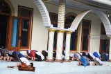 Warga menunaikan salat Idul Adha di Pondok Pesantren (Ponpes) Mahfilud Dluror, Desa Suger Kidul, Jelbuk, Jember, Jawa Timur, Selasa (21/8). Sejumlah warga Kabupaten Jember dan Bondowoso di sekitar Ponpes Mahfilud Dluror merayakan hari raya Idul Adha 1439 H hari Selasa (21/8). Antara Jatim/Seno/mas/18.