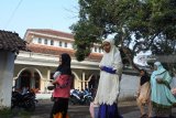 Warga meninggalkan masjid usai menunaikan salat Idul Adha di Pondok Pesantren (Ponpes) Mahfilud Dluror, Desa Suger Kidul, Jelbuk, Jember, Jawa Timur, Selasa (21/8). Sejumlah warga Kabupaten Jember dan Bondowoso di sekitar Ponpes Mahfilud Dluror merayakan hari raya Idul Adha 1439 H hari Selasa (21/8). Antara Jatim/Seno/mas/18.