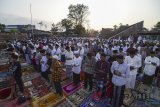 Ratusan jamaah melaksanakan Salat Idul Adha di Alun-Alun Cicendo, Bandung, Jawa Barat, Rabu (22/8). Untuk pertama kalinya, Alun-alun Cicendo digunakan untuk tempat Salat Idul Adha setelah diresmikan pada 31 Desember 2017 lalu. ANTARA JABAR/Raisan Al Farisi/agr/18