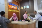 Warga melakukan pembayaran pajak kendaraan bermotor di Samsat Corner Jember Roxy Square, Jember, Jawa Timur, Kamis (2/8). Samsat Corner yang berada di pusat perbelanjaan tersebut memudahkan masyarakat wajib pajak melakukan pembayaran dan pengurusan pajak kendaraan bermotor. Antara Jatim/Seno/18.