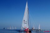 Sejumlah perahu sandeq beradu cepat di Pantai Anjungan Manakarra Mamuju, Sulawesi Barat, Jumat (17/8/2018). Lomba perahu Sandeq Race diadakan untuk memperingati HUT ke-73 RI dan diikuti 22 peserta dengan waktu tempuh tujuh hari perjalanan. (ANTARA FOTO/Akbar Tado)