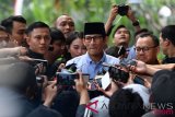 Bakal calon wakil presiden Pilpres 2019 Sandiaga Uno (tengah) didampingi anggota tim pemenangan Prabowo-Sandi, Sudirman Said (kanan) memberikan keterangan pers saat tiba di gedung KPK, Jakarta, Selasa (14/8/2018). Sandiaga menyambangi KPK untuk menyerahkan Laporan Harta Kekayaan Penyelenggara Negara (LHKPN) sebagai salah satu syarat untuk verifikasi KPU sebagai calon peserta Pilpres 2019. ANTARA FOTO/Sigid Kurniawan/foc/18.