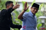     Bakal calon wakil presiden Pilpres 2019 Sandiaga Uno (kanan) tiba di gedung KPK, Jakarta, Selasa (14/8/2018). Sandiaga menyambangi KPK untuk menyerahkan Laporan Harta Kekayaan Penyelenggara Negara (LHKPN) sebagai salah satu syarat untuk verifikasi KPU sebagai calon peserta Pilpres 2019. ANTARA FOTO/Sigid Kurniawan/foc/18.