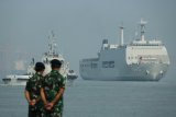 Anggota TNI Angkatan Laut menyambut kedatangan KRI Makassar-590 di Dermaga Madura Koarmada II, Ujung, Surabaya, Jawa Timur, Senin (27/8). KRI Makassar-590 dan KRI Raden Eddy Martadinata-331 beserta ratusan personel Satuan Tugas RIM of the Pasific (Rimpac) telah kembali ke tanah air usai mengikuti Latma Multilateral Rimpac 2018 di Hawaii. Antara Jatim/Didik Suhartono/mas/18.