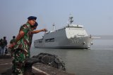 Anggota TNI Angkatan Laut menyambut kedatangan KRI Makassar-590 di Dermaga Madura Koarmada II, Ujung, Surabaya, Jawa Timur, Senin (27/8). KRI Makassar-590 dan KRI Raden Eddy Martadinata-331 beserta ratusan personel Satuan Tugas RIM of the Pasific (Rimpac) telah kembali ke tanah air usai mengikuti Latma Multilateral Rimpac 2018 di Hawaii. Antara Jatim/Didik Suhartono/mas/18.