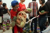 Sejumlah warga membawa sesajian hasil rebutan berupa sayur dan buah-buahan yang telah didoakan, usai Sembahyang Rebut Chio Sik Kow di Komplek Pemakaman Yayasan Bhakti Suci, Sungai Raya, Kabupaten Kubu Raya, Kalbar, Sabtu (25/8). Tradisi Sembahyang Rebut Chio Sik Kow yang dilakukan sebelum pembakaran kapal Wangkang atau kapal arwah leluhur tersebut, dipercaya dapat memperlancar rejeki dan mendatangkan keberuntungan. ANTARA FOTO/HS Putra/jhw/18