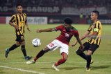 Pesepak bola Indonesia U-16 Amirudin Bagus Kahfi Alfikri (tengah) berusaha melewati hadangan pesepak bola Malaysia U-16 Ali Imran Sukari (kanan) dalam Semifinal Piala AFF U-16 di Stadion Gelora Delta Sidoarjo, Jawa Timur, Kamis (9/8). Indonesia U-16 berhasil menang atas Malaysia U-16 dengan skor 1-0. Antara Jatim/M Risyal Hidayat/mas/18.