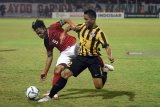 Pesepak bola Indonesia U-16 Andre Oktaviansyah (kiri) berusaha melewati hadangan pesepak bola Malaysia U-16 Mohammad Marwan Abdul Rahman (kanan) dalam Semifinal Piala AFF U-16 di Stadion Gelora Delta Sidoarjo, Jawa Timur, Kamis (9/8). Indonesia U-16 berhasil menang atas Malaysia U-16 dengan skor 1-0. Antara Jatim/M Risyal Hidayat/mas/18.