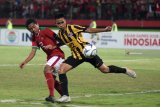 Pesepak bola Indonesia U-16 Muhammad Fajar Fathur Rachman (kiri) berebut bola dengan pesepak bola Malaysia U-16 Mohammad Marwan Abdul Rahman (kanan) dalam Semifinal Piala AFF U-16 di Stadion Gelora Delta Sidoarjo, Jawa Timur, Kamis (9/8).Indonesia U-16 berhasil menang atas Malaysia U-16 dengan skor 1-0. Antara Jatim/M Risyal Hidayat/mas/18.